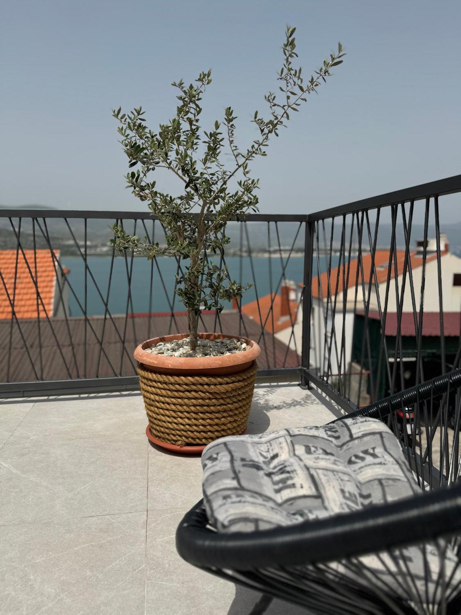 Apartment With Terrace And Sea View - Lucic 特罗吉尔 外观 照片